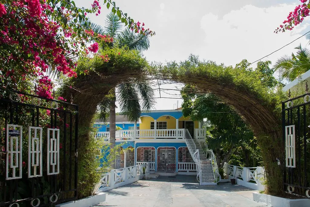 Гостевой дом Chateau Margarite Bed And Breakfast Бухта Монтего