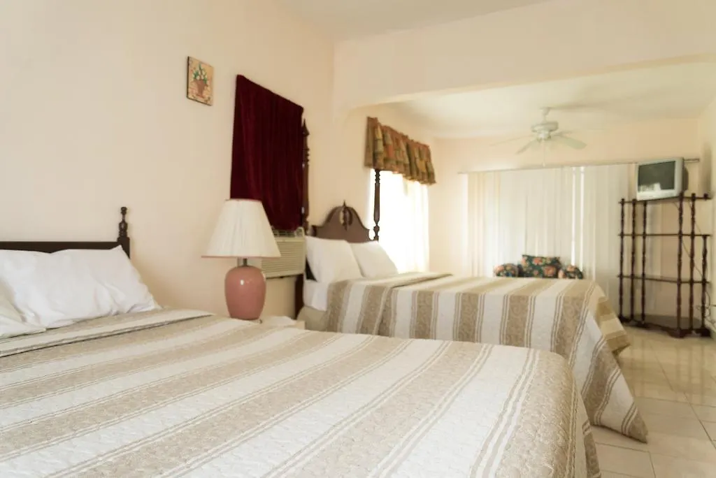 Гостевой дом Chateau Margarite Bed And Breakfast Бухта Монтего