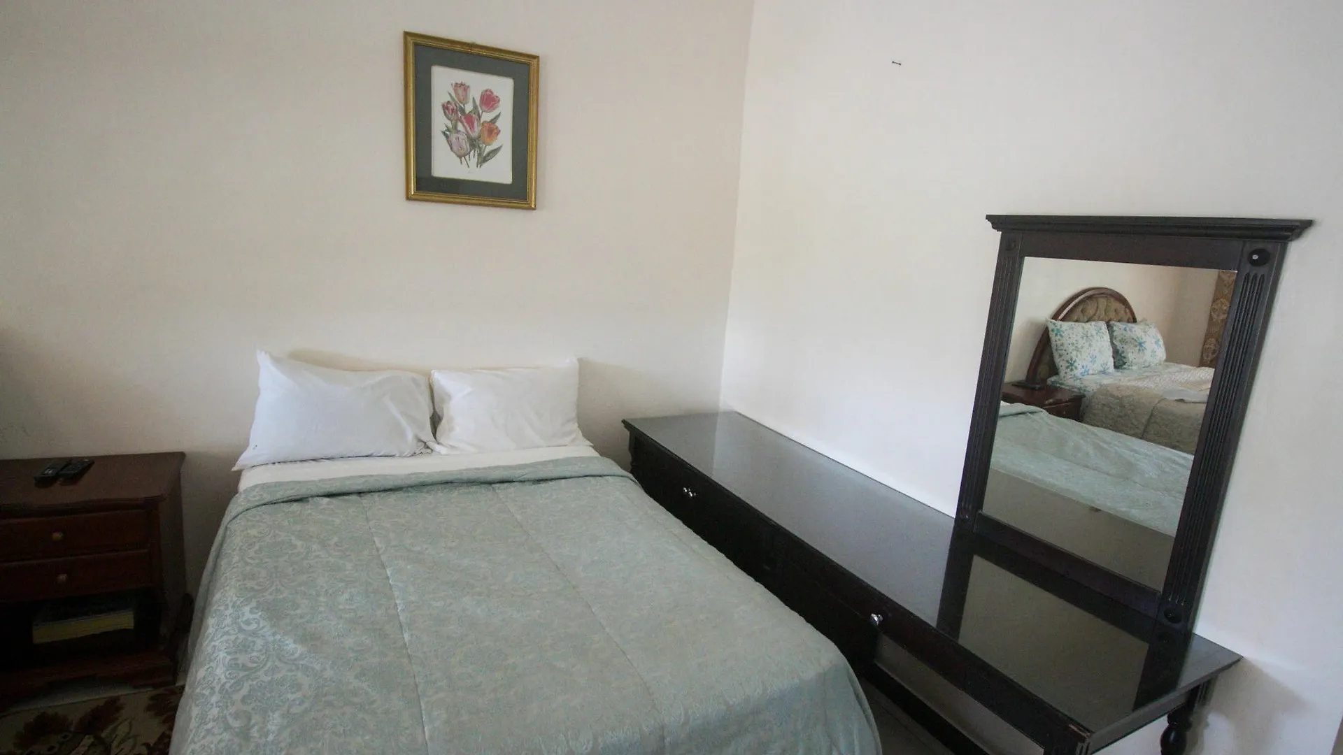 Chateau Margarite Bed And Breakfast Бухта Монтего