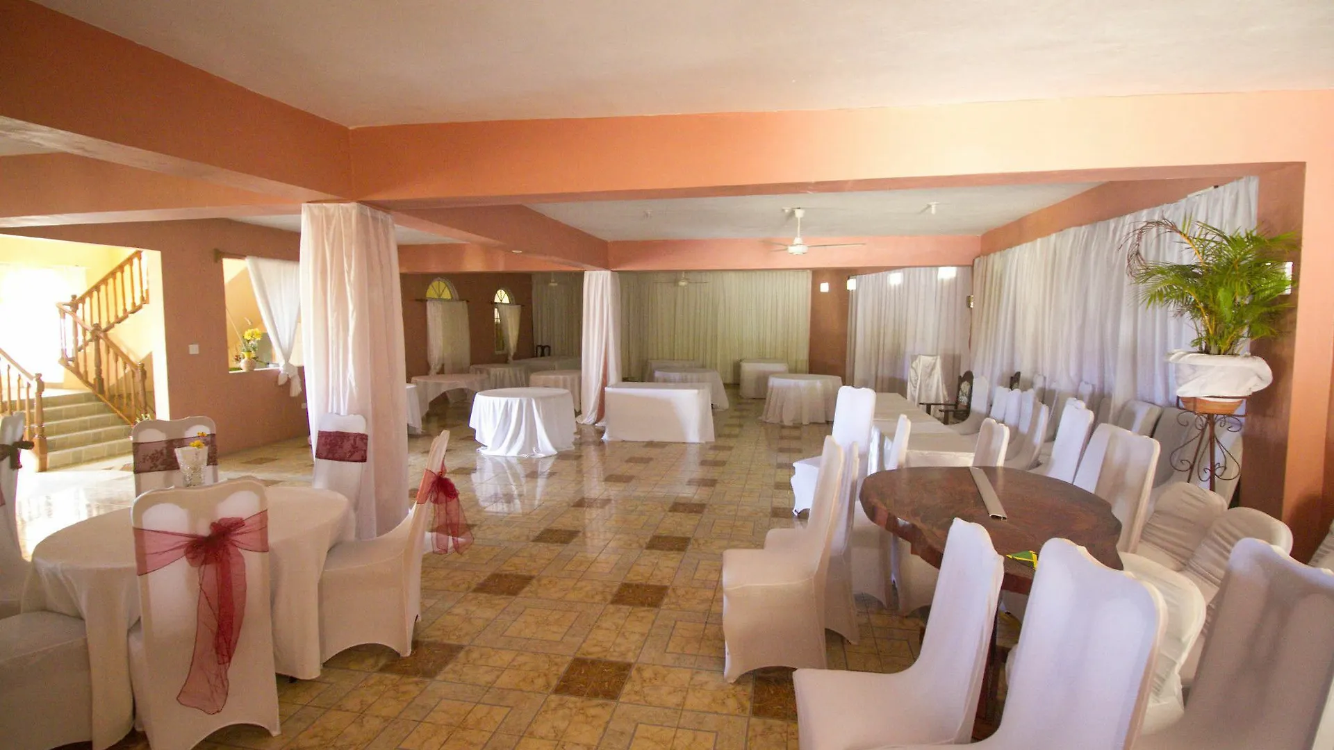 Гостевой дом Chateau Margarite Bed And Breakfast Бухта Монтего